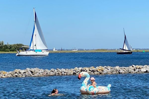 Strand hinter dem Deich